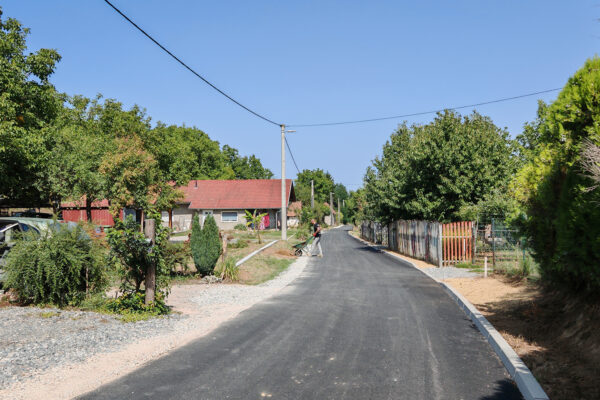 Asfaltirana druga strana nogostupa u Ulici P. Radića u Virovitici; asfalt dobila i Vinogradska ulica u Golom Brdu 6 IMG 20250828 132753