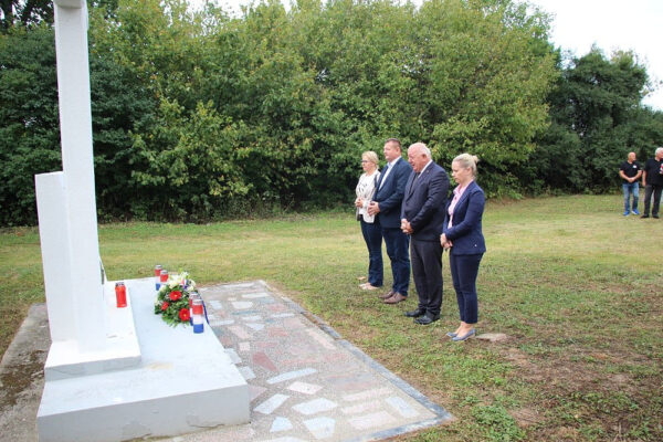 U Virovitici odana počast hrvatskim žrtvama povodom Europskog dana sjećanja na žrtve totalitarnih i autoritarnih režima 1 IMG 5307 Custom