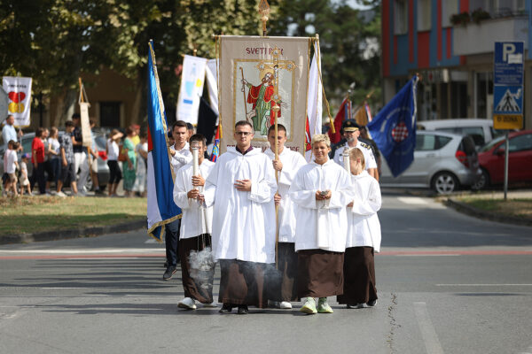 Fotogalerija: Zavjetnom procesijom i svečanom misom Virovitičani predali zahvale i molitve sv. Roku povodom 791. rođendana 2 procesija i misa 12