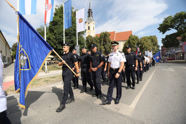 Fotogalerija: Zavjetnom procesijom i svečanom misom Virovitičani predali zahvale i molitve sv. Roku povodom 791. rođendana 33 procesija i misa 168