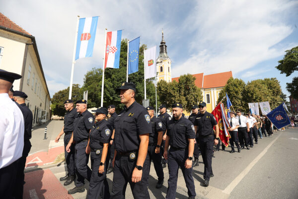Fotogalerija: Zavjetnom procesijom i svečanom misom Virovitičani predali zahvale i molitve sv. Roku povodom 791. rođendana 34 procesija i misa 171