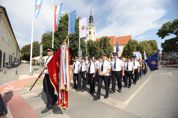 Fotogalerija: Zavjetnom procesijom i svečanom misom Virovitičani predali zahvale i molitve sv. Roku povodom 791. rođendana 35 procesija i misa 174