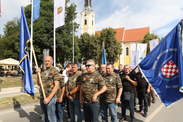 Fotogalerija: Zavjetnom procesijom i svečanom misom Virovitičani predali zahvale i molitve sv. Roku povodom 791. rođendana 36 procesija i misa 178