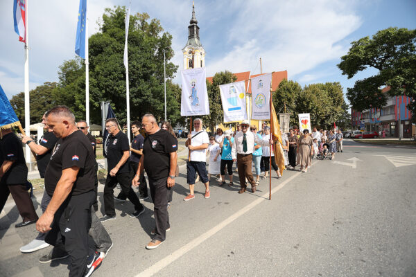 Fotogalerija: Zavjetnom procesijom i svečanom misom Virovitičani predali zahvale i molitve sv. Roku povodom 791. rođendana 37 procesija i misa 181