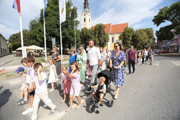Fotogalerija: Zavjetnom procesijom i svečanom misom Virovitičani predali zahvale i molitve sv. Roku povodom 791. rođendana 39 procesija i misa 185