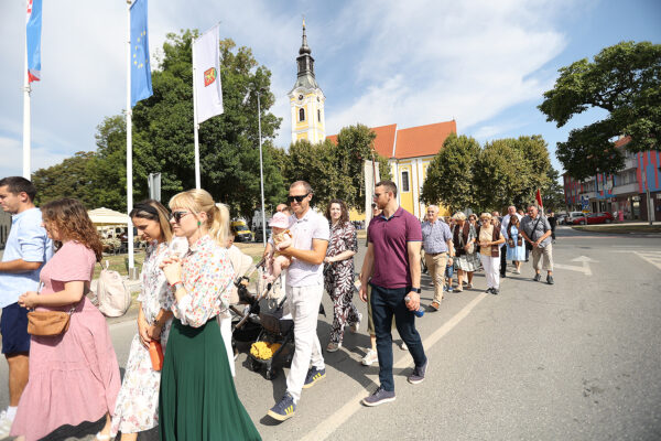 Fotogalerija: Zavjetnom procesijom i svečanom misom Virovitičani predali zahvale i molitve sv. Roku povodom 791. rođendana 40 procesija i misa 187