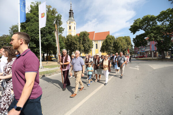 Fotogalerija: Zavjetnom procesijom i svečanom misom Virovitičani predali zahvale i molitve sv. Roku povodom 791. rođendana 41 procesija i misa 189