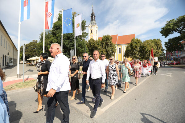 Fotogalerija: Zavjetnom procesijom i svečanom misom Virovitičani predali zahvale i molitve sv. Roku povodom 791. rođendana 42 procesija i misa 197