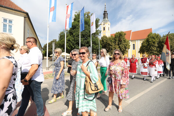 Fotogalerija: Zavjetnom procesijom i svečanom misom Virovitičani predali zahvale i molitve sv. Roku povodom 791. rođendana 45 procesija i misa 203