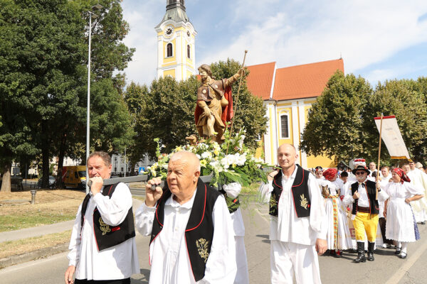 Fotogalerija: Zavjetnom procesijom i svečanom misom Virovitičani predali zahvale i molitve sv. Roku povodom 791. rođendana 46 procesija i misa 209