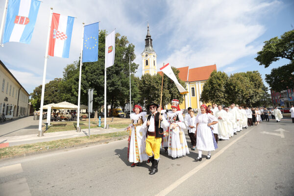 Fotogalerija: Zavjetnom procesijom i svečanom misom Virovitičani predali zahvale i molitve sv. Roku povodom 791. rođendana 48 procesija i misa 216