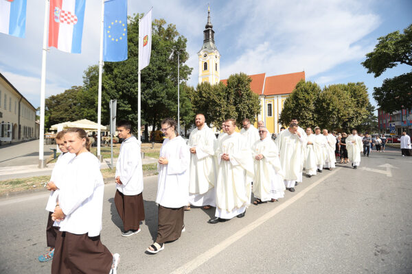 Fotogalerija: Zavjetnom procesijom i svečanom misom Virovitičani predali zahvale i molitve sv. Roku povodom 791. rođendana 49 procesija i misa 218