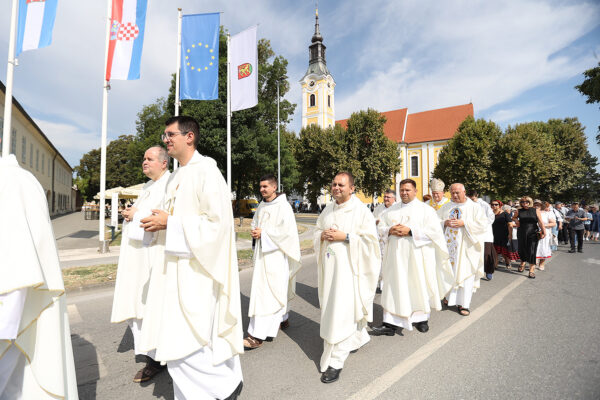 Fotogalerija: Zavjetnom procesijom i svečanom misom Virovitičani predali zahvale i molitve sv. Roku povodom 791. rođendana 50 procesija i misa 222