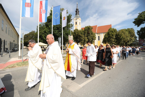 Fotogalerija: Zavjetnom procesijom i svečanom misom Virovitičani predali zahvale i molitve sv. Roku povodom 791. rođendana 51 procesija i misa 229