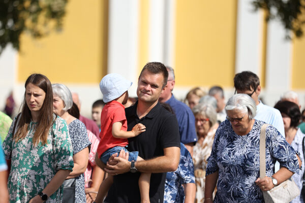 Fotogalerija: Zavjetnom procesijom i svečanom misom Virovitičani predali zahvale i molitve sv. Roku povodom 791. rođendana 3 procesija i misa 23