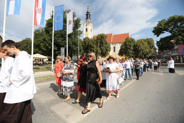 Fotogalerija: Zavjetnom procesijom i svečanom misom Virovitičani predali zahvale i molitve sv. Roku povodom 791. rođendana 52 procesija i misa 231