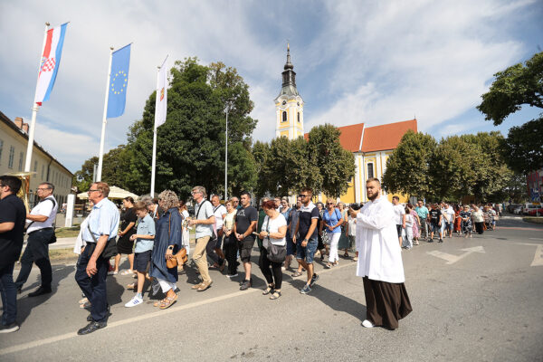 Fotogalerija: Zavjetnom procesijom i svečanom misom Virovitičani predali zahvale i molitve sv. Roku povodom 791. rođendana 53 procesija i misa 235
