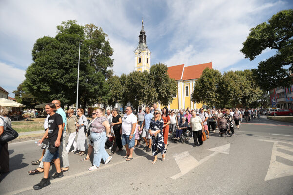 Fotogalerija: Zavjetnom procesijom i svečanom misom Virovitičani predali zahvale i molitve sv. Roku povodom 791. rođendana 54 procesija i misa 237