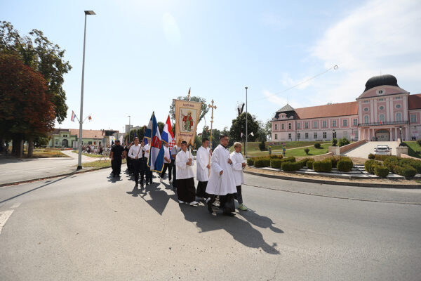 Fotogalerija: Zavjetnom procesijom i svečanom misom Virovitičani predali zahvale i molitve sv. Roku povodom 791. rođendana 55 procesija i misa 239