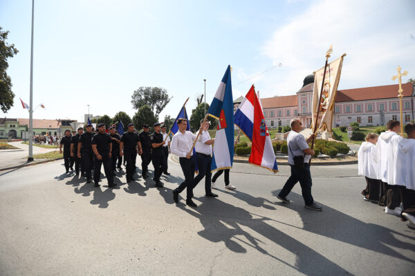 Fotogalerija: Zavjetnom procesijom i svečanom misom Virovitičani predali zahvale i molitve sv. Roku povodom 791. rođendana 56 procesija i misa 243