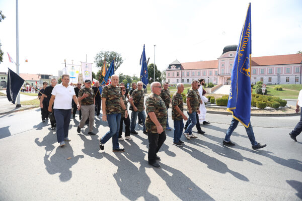 Fotogalerija: Zavjetnom procesijom i svečanom misom Virovitičani predali zahvale i molitve sv. Roku povodom 791. rođendana 59 procesija i misa 250