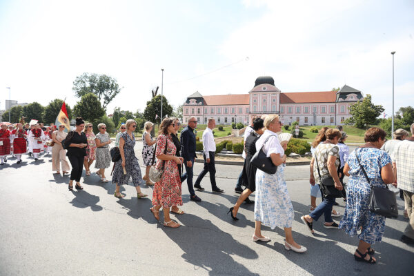 Fotogalerija: Zavjetnom procesijom i svečanom misom Virovitičani predali zahvale i molitve sv. Roku povodom 791. rođendana 66 procesija i misa 271