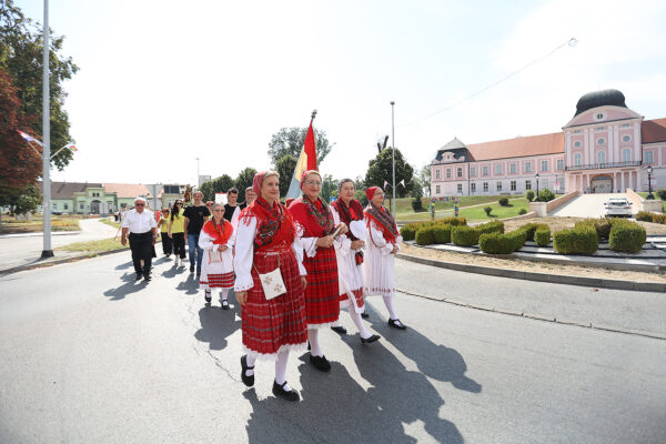 Fotogalerija: Zavjetnom procesijom i svečanom misom Virovitičani predali zahvale i molitve sv. Roku povodom 791. rođendana 69 procesija i misa 277