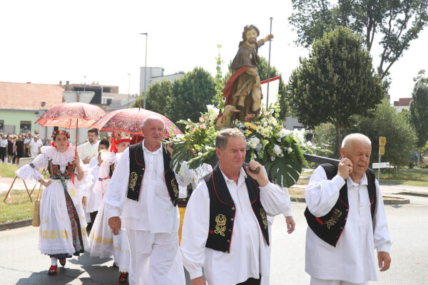 Fotogalerija: Zavjetnom procesijom i svečanom misom Virovitičani predali zahvale i molitve sv. Roku povodom 791. rođendana 70 procesija i misa 280