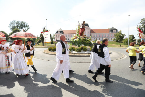 Fotogalerija: Zavjetnom procesijom i svečanom misom Virovitičani predali zahvale i molitve sv. Roku povodom 791. rođendana 71 procesija i misa 287