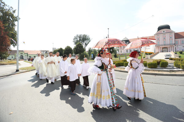 Fotogalerija: Zavjetnom procesijom i svečanom misom Virovitičani predali zahvale i molitve sv. Roku povodom 791. rođendana 72 procesija i misa 291