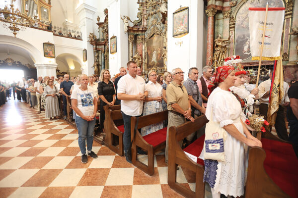 Fotogalerija: Zavjetnom procesijom i svečanom misom Virovitičani predali zahvale i molitve sv. Roku povodom 791. rođendana 78 procesija i misa 316