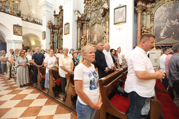Fotogalerija: Zavjetnom procesijom i svečanom misom Virovitičani predali zahvale i molitve sv. Roku povodom 791. rođendana 79 procesija i misa 319