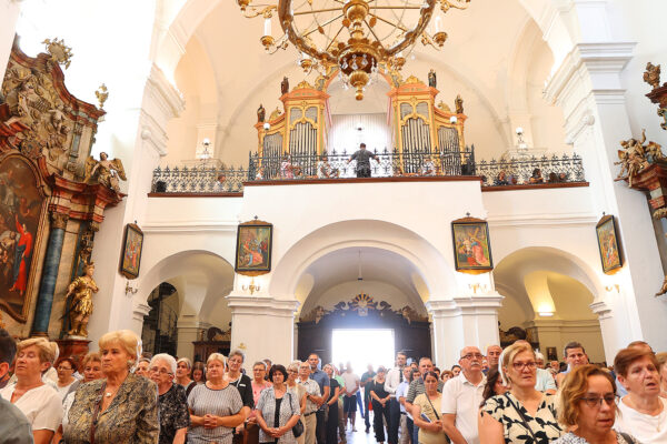 Fotogalerija: Zavjetnom procesijom i svečanom misom Virovitičani predali zahvale i molitve sv. Roku povodom 791. rođendana 80 procesija i misa 321
