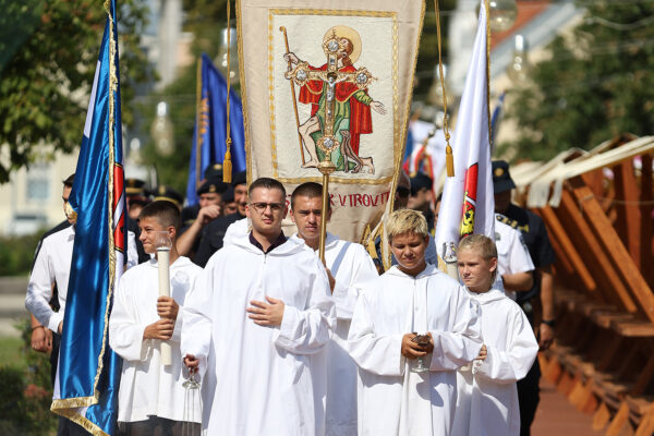 Fotogalerija: Zavjetnom procesijom i svečanom misom Virovitičani predali zahvale i molitve sv. Roku povodom 791. rođendana 7 procesija i misa 58