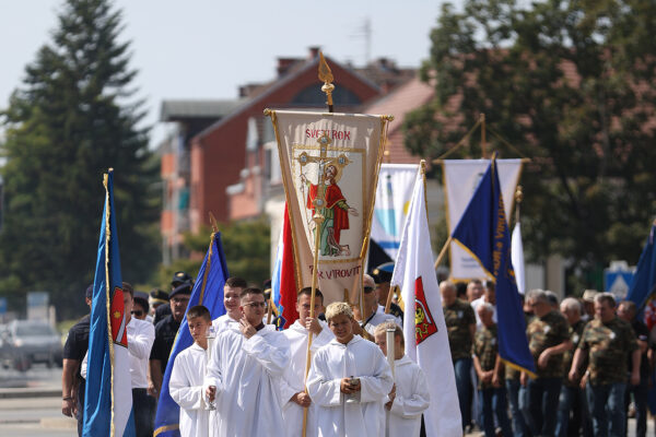 Fotogalerija: Zavjetnom procesijom i svečanom misom Virovitičani predali zahvale i molitve sv. Roku povodom 791. rođendana 8 procesija i misa 66