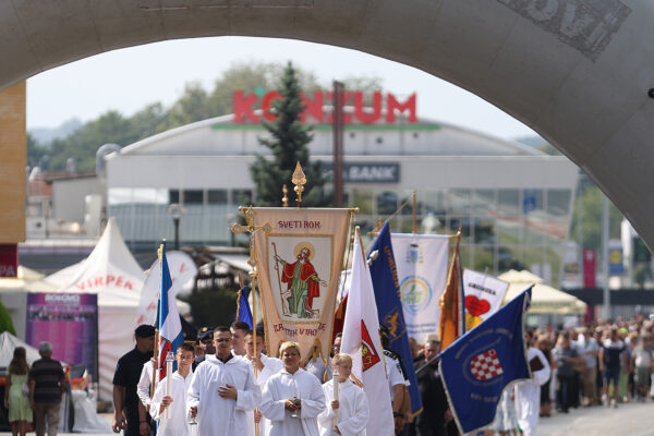 Fotogalerija: Zavjetnom procesijom i svečanom misom Virovitičani predali zahvale i molitve sv. Roku povodom 791. rođendana 10 procesija i misa 75