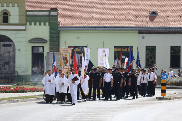 Fotogalerija: Zavjetnom procesijom i svečanom misom Virovitičani predali zahvale i molitve sv. Roku povodom 791. rođendana 11 procesija i misa 80