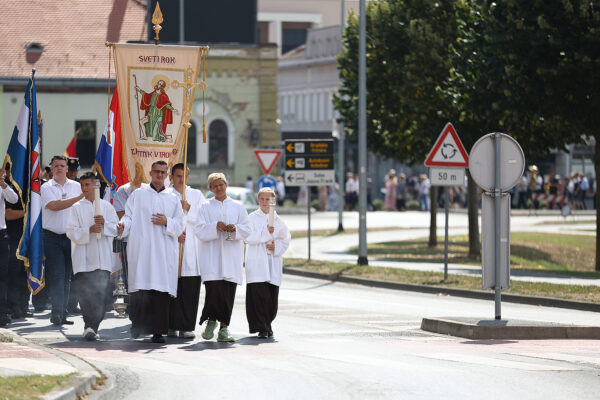 Fotogalerija: Zavjetnom procesijom i svečanom misom Virovitičani predali zahvale i molitve sv. Roku povodom 791. rođendana 12 procesija i misa 84