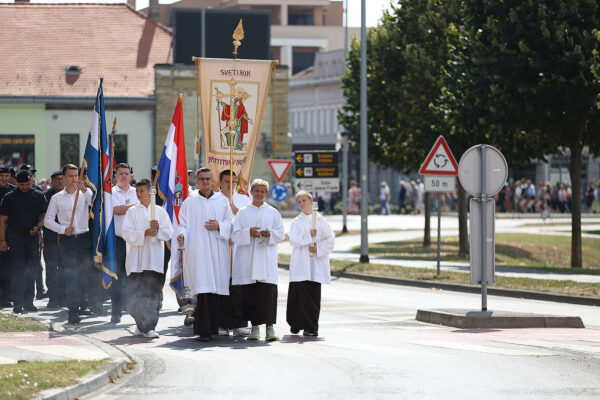 Fotogalerija: Zavjetnom procesijom i svečanom misom Virovitičani predali zahvale i molitve sv. Roku povodom 791. rođendana 13 procesija i misa 86
