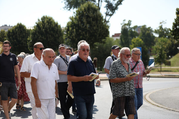 Fotogalerija: Zavjetnom procesijom i svečanom misom Virovitičani predali zahvale i molitve sv. Roku povodom 791. rođendana 14 procesija i misa 89