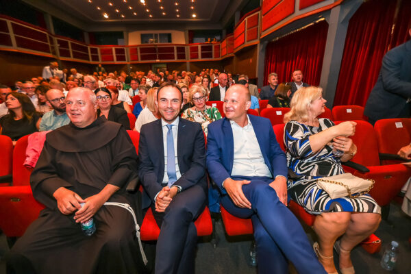 Svečanom sjednicom Gradskog vijeća obilježen Dan grada Virovitice i blagdan sv. Roka: Viroviticu gradimo za buduće generacije 14 sjednica grad uzvanici i sl 19