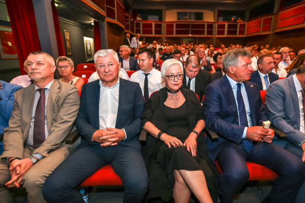 Svečanom sjednicom Gradskog vijeća obilježen Dan grada Virovitice i blagdan sv. Roka: Viroviticu gradimo za buduće generacije 15 sjednica grad uzvanici i sl 20