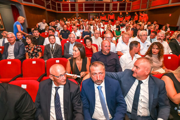Svečanom sjednicom Gradskog vijeća obilježen Dan grada Virovitice i blagdan sv. Roka: Viroviticu gradimo za buduće generacije 23 sjednica grad uzvanici i sl 28