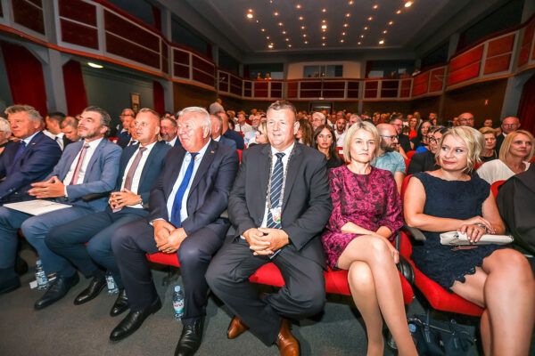 Svečanom sjednicom Gradskog vijeća obilježen Dan grada Virovitice i blagdan sv. Roka: Viroviticu gradimo za buduće generacije 30 sjednica grad uzvanici i sl 37