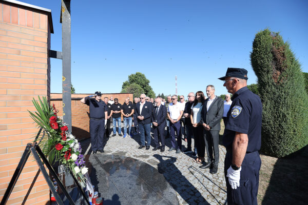 Fotogalerija: U povodu Dana pobjede i domovinske zahvalnosti i Dana hrvatskih branitelja u Virovitici odana počast poginulima za Domovinu 26 vijenci oluja 16