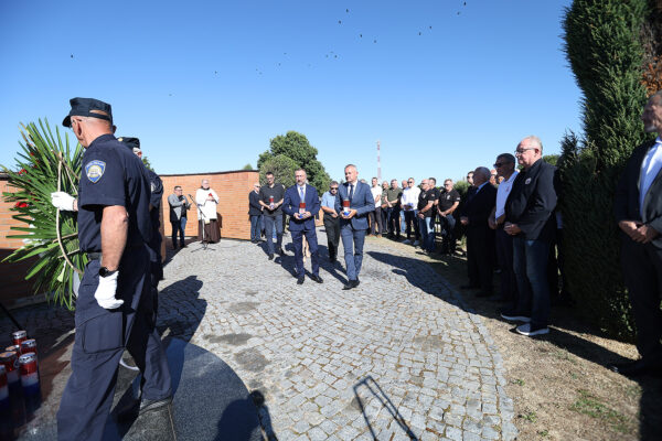 Fotogalerija: U povodu Dana pobjede i domovinske zahvalnosti i Dana hrvatskih branitelja u Virovitici odana počast poginulima za Domovinu 22 vijenci oluja 34