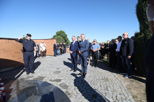 Fotogalerija: U povodu Dana pobjede i domovinske zahvalnosti i Dana hrvatskih branitelja u Virovitici odana počast poginulima za Domovinu 21 vijenci oluja 50