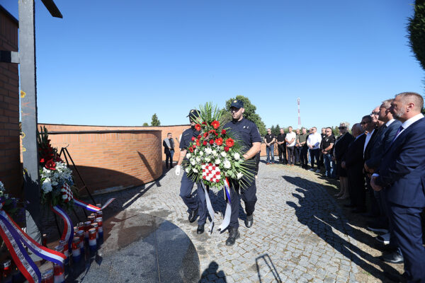 Fotogalerija: U povodu Dana pobjede i domovinske zahvalnosti i Dana hrvatskih branitelja u Virovitici odana počast poginulima za Domovinu 20 vijenci oluja 55