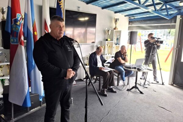 Fotogalerija: Polaganjem vijenaca i paljenjem lampiona obilježena 34. obljetnice oslobađanja virovitičke vojarne 35 20250917 092101 1067x800