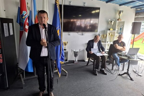 Fotogalerija: Polaganjem vijenaca i paljenjem lampiona obilježena 34. obljetnice oslobađanja virovitičke vojarne 37 20250917 092505 1067x800